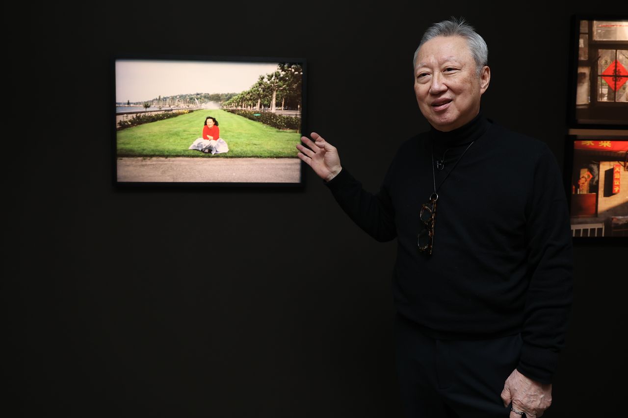 1980년대 스위스 레만 호숫가에서 찍은 아내의 모습 옆에 선 박용만 전 두산 회장. 서울 중구 피크닉에서 첫 사진전 '휴먼 모먼트'를 연다. 연합뉴스