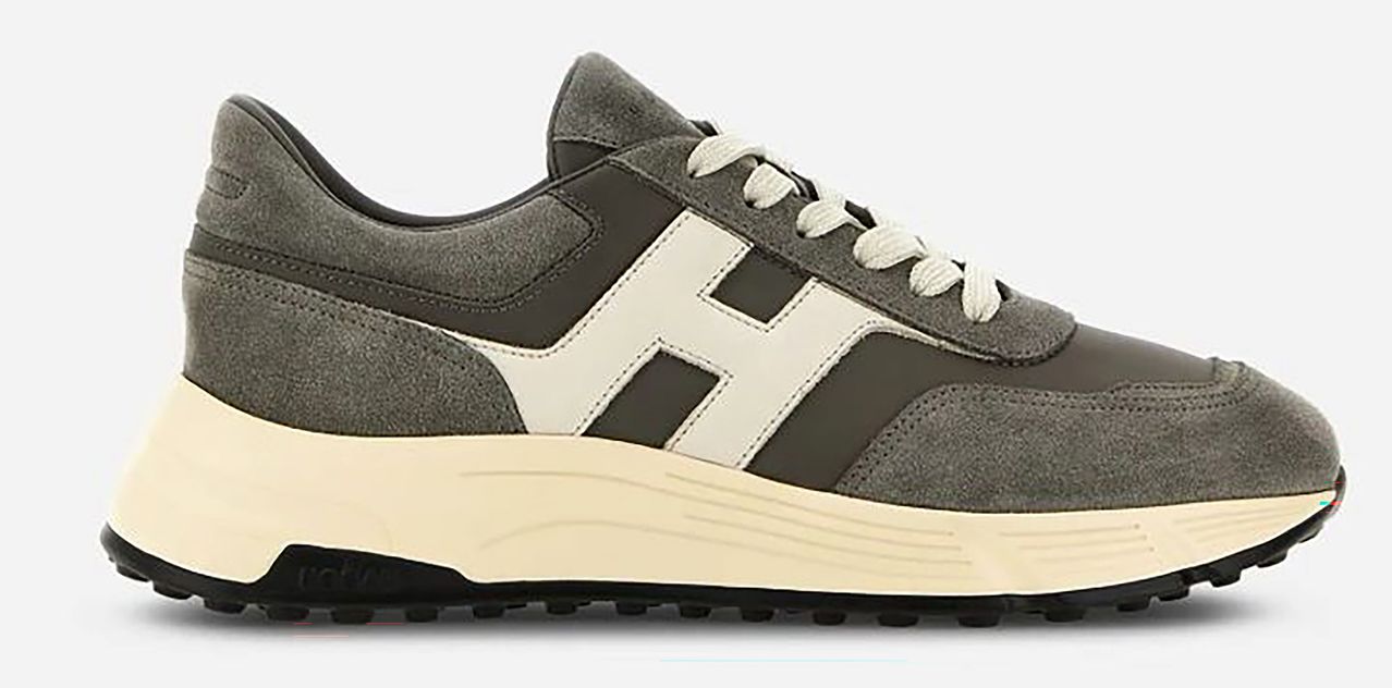 이재명 대통령이 방일 기간 중 빌려 신은 수행원의 운동화는 이탈리아 명품 브랜드 호간의 '하이퍼라이트 스니커즈'로 정가 75만원 짜리다. 사진 SNS 캡처