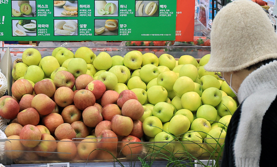 서울의 한 마트에 사과가 진열돼 있다. 뉴스1