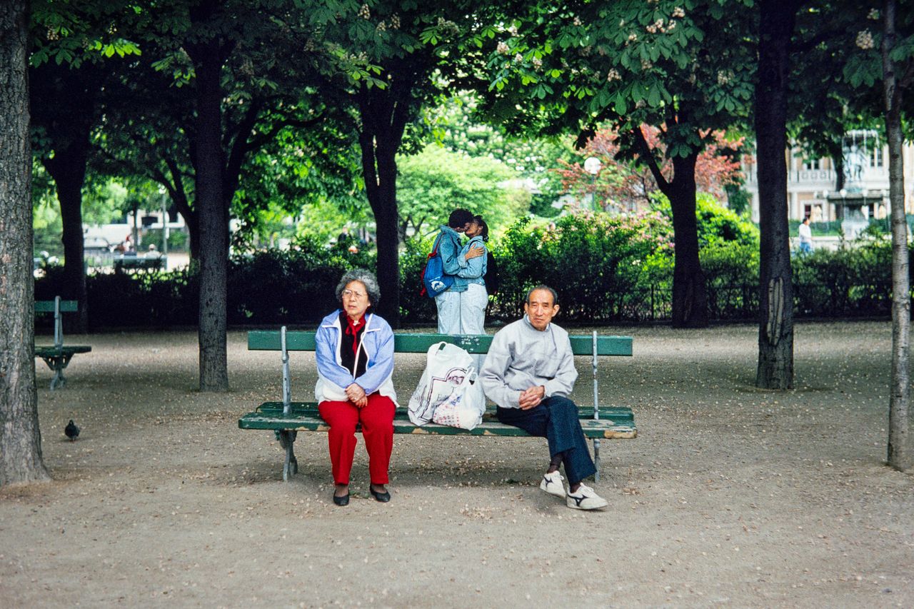 파리의 한 공원에서 관광온 듯 지친 노부부 사이로 과감한 애정표현을 하는 젊은 커플을 포착했다. 사진 박용만