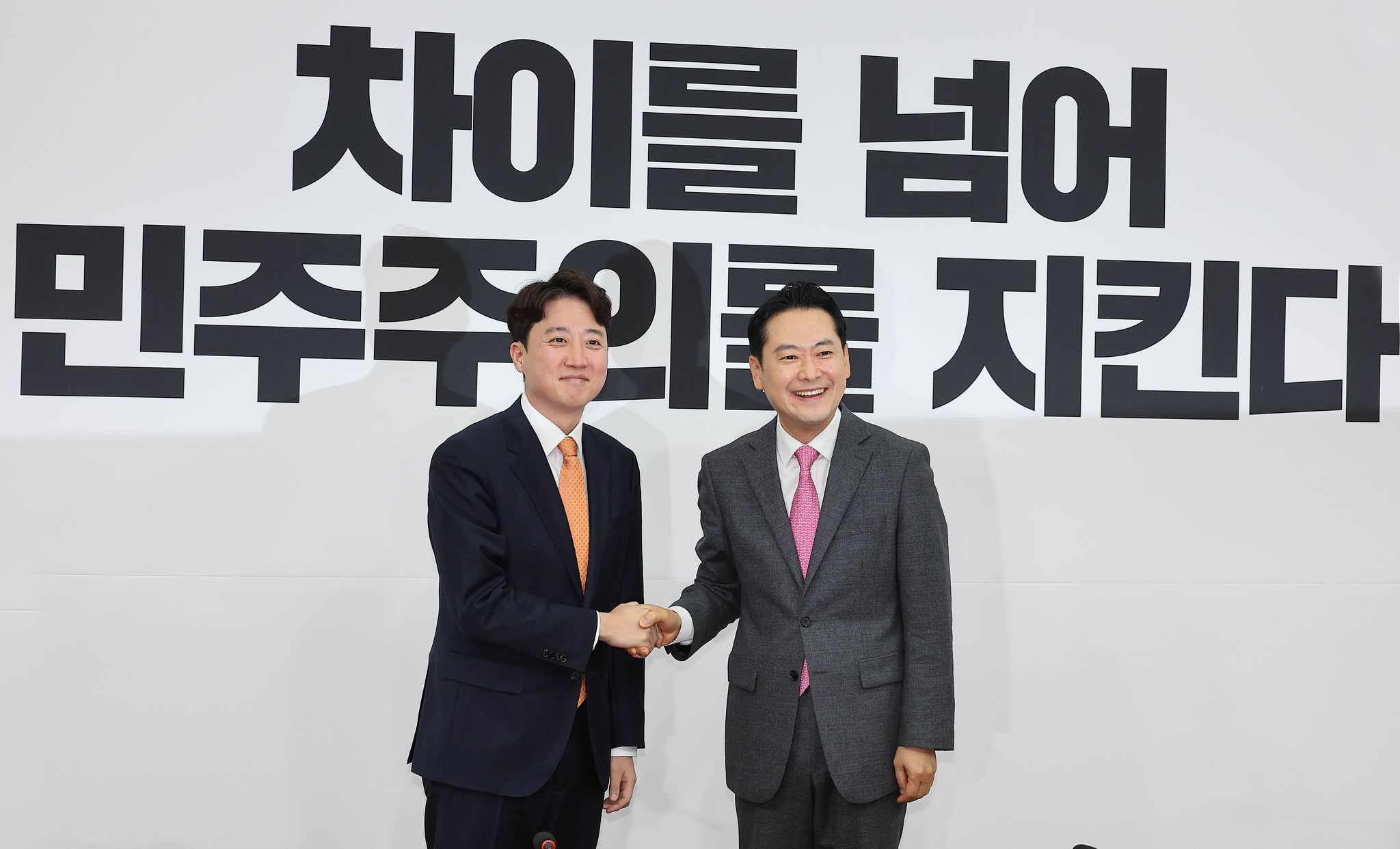 장동혁 국민의힘 대표(오른쪽)가 지난 13일 국회에서 이준석 개혁신당 대표를 만나 악수하고 있다. 임현동 기자