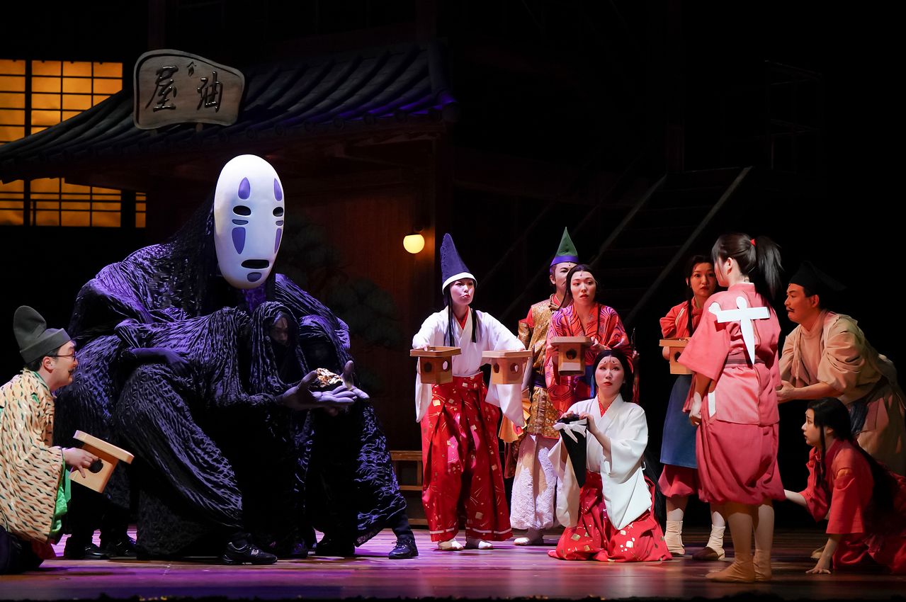 음악극 ‘센과 치히로의 행방불명’에서 ‘가오나시’(왼쪽)와 ‘치히로’가 마주한 장면. 10여 명의 배우가 검은 천을 뒤집어쓴 채 한 몸이 돼 거대해진 가오나시를 연기한다. [사진 토호]