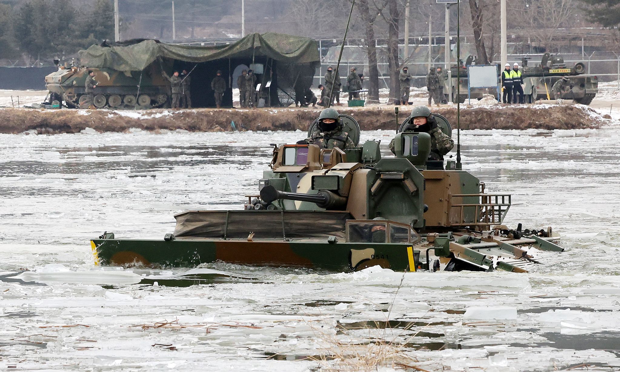 수도기계화보병사단 파빙 도하 훈련에서 K21 장갑차가 얼어붙은 저수지를 건너고 있다. 연합뉴스