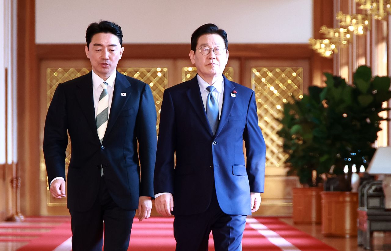 이재명 대통령이 15일 청와대 세종홀에서 열리는 수석보좌관회의에 입장하기 위해 이동하고 있다. [청와대사진기자단]