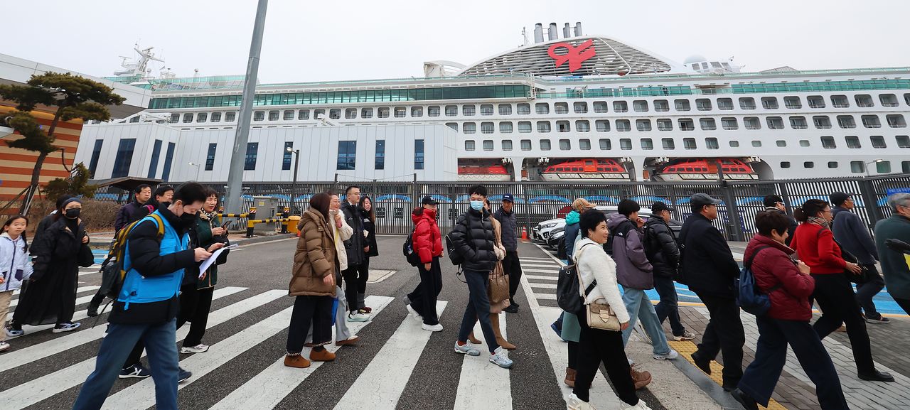  15일 인천 연수구 국제크루즈터미널에 입항한 중국 톈진동방국제크루즈의 '드림호'(7만7천t급) 승객 중국인 관광객 2천여명이 입국하고 있다. 연합뉴스