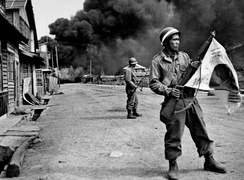 1948년 여수·순천 사건 당시 교전 과정에서 불타고 있는 민가의 모습. 당시 광주에 주둔한 제4연대와 여수에 주둔한 제14연대가 반란에 가담하면서 이후 국군에서 단대부호에 4는 금기시되고 있다. 연합 