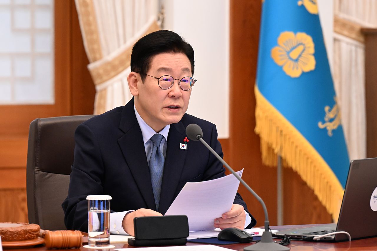 이재명 대통령이 15일 청와대 세종홀에서 수석보좌관회의를 주재하고 있다.[청와대사진기자단]