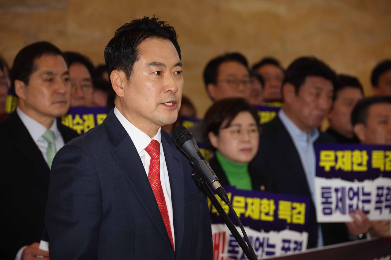 장동혁 국민의힘 대표가 15일 오후 서울 여의도 국회에서 열린 '민생실종, 특검폭주 중단 촉구 민주당 규탄대회'에서 발언을 하고 있다. 뉴시스