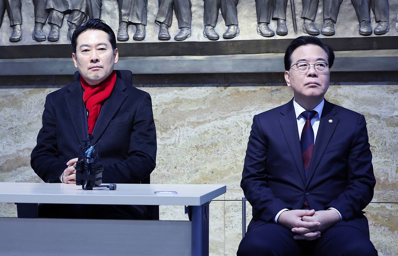 장동혁 국민의힘 대표(오른쪽)가 15일 오전 국회 로텐더홀에서 더불어민주당의 통일교의 정치권 로비 의혹, 공천헌금 의혹 등 이른바 '쌍특검법' 수용을 촉구하며 단식 농성을 하고 있다. 오른쪽은 송언석 원내대표. 임현동 기자