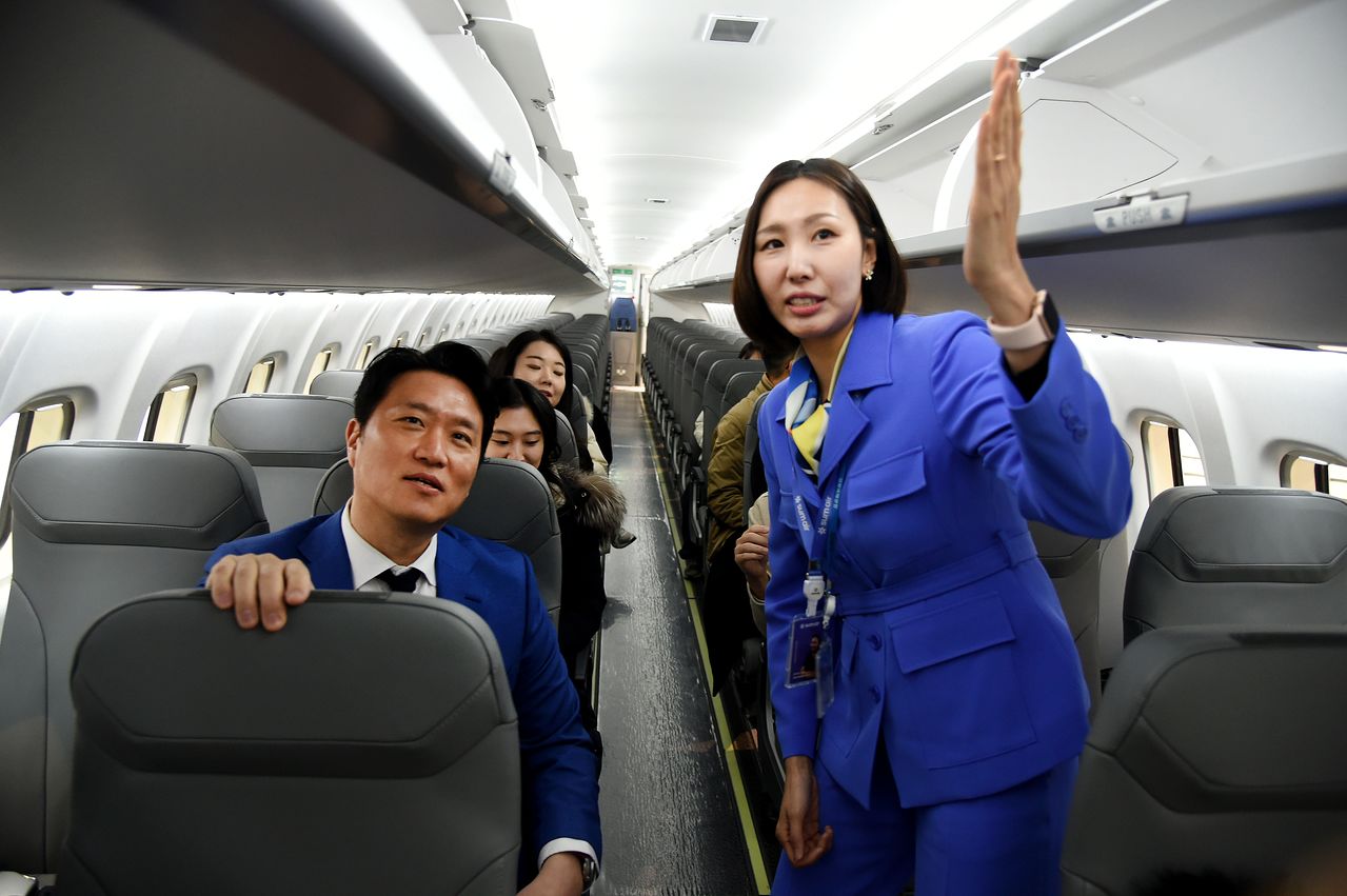 15일 서울 김포국제공항 격납고에서 열린 섬에어 1호기 도입식에 참석한 최용덕 대표(왼쪽)가 자사 항공기 ‘ATR 72-600’ 안에서 직원에게 설명을 듣고 있다. 사진 섬에어