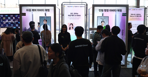 지난달 30일 오후 서울 강남구 코엑스 오디토리움에서 열린 '독자 AI파운데이션 프로젝트' 발표회에서 관람객들이 네이버클라우드의 독자 AI모델을 체험하고 있다. 뉴스1