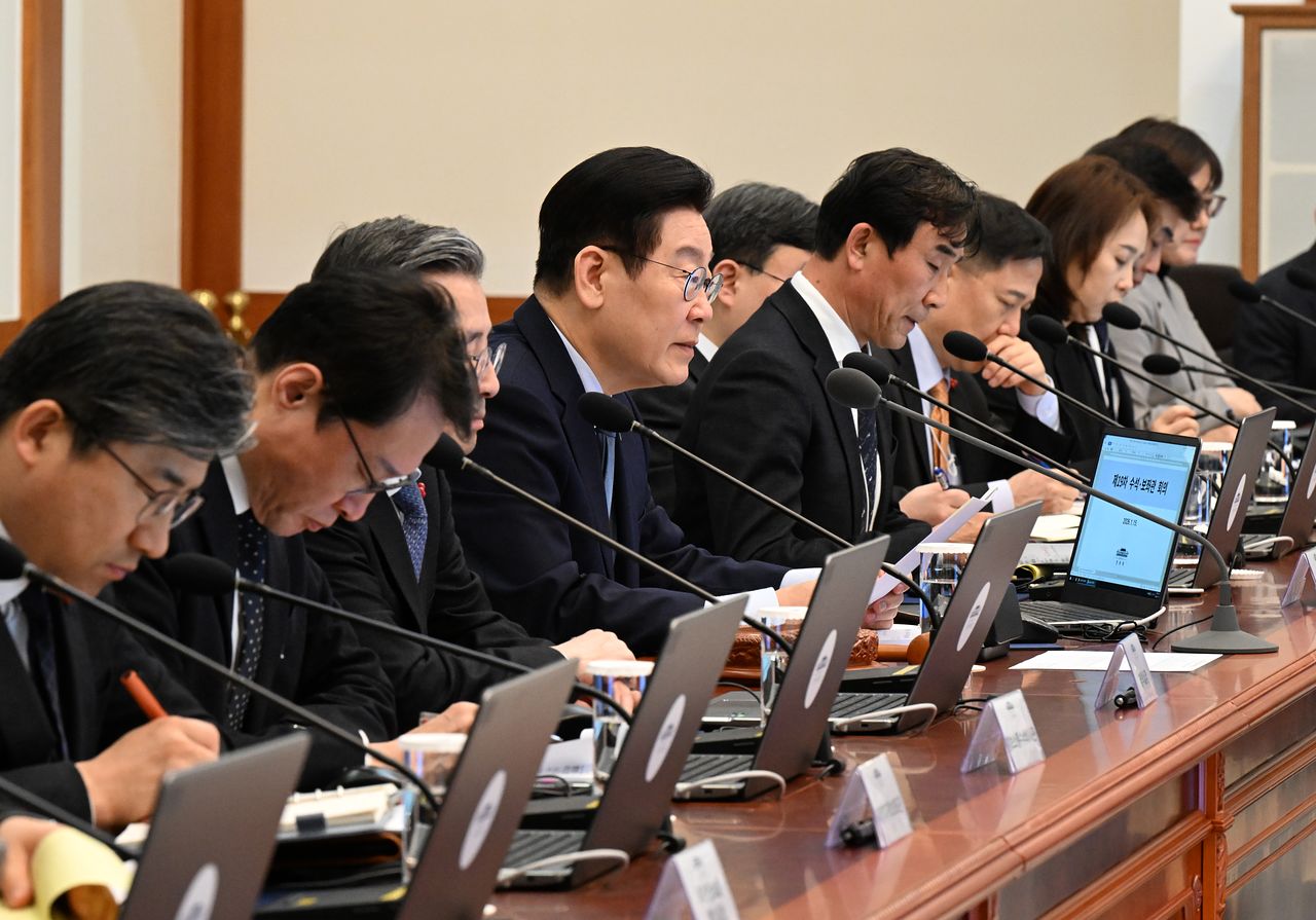 이재명 대통령이 15일 청와대 세종홀에서 수석보좌관회의를 주재하고 있다. 청와대사진기자단