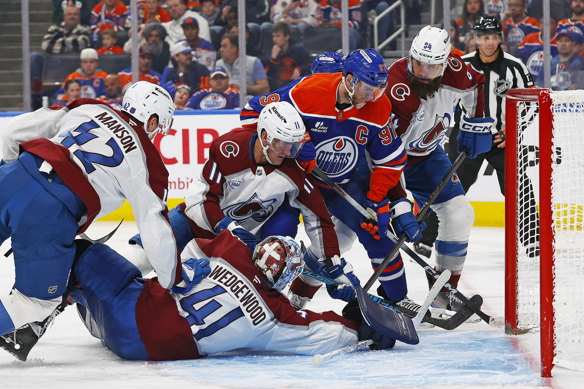 NHL 에드먼턴 오일러스 소속 코너 맥데이비드(97번)가 퍽을 다투고 있다. 로이터=연합뉴스