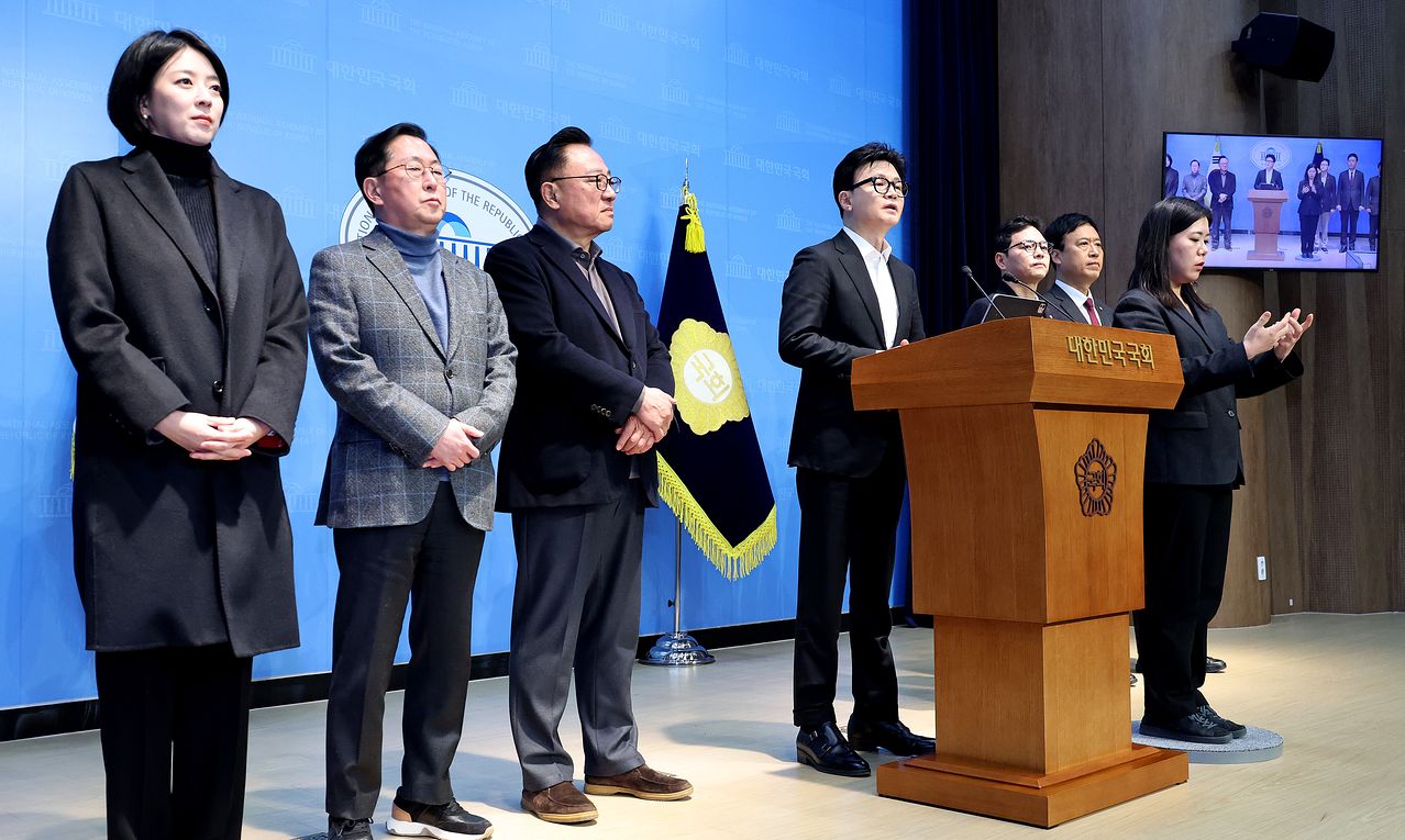한동훈 전 국민의힘 대표가 14일 서울 여의도 국회 소통관에서 당 중앙윤리위원회의 자신에 대한 제명 결정과 관련해 입장을 밝히고 있다. [뉴시스]