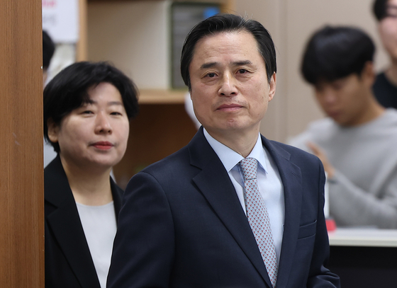 조은석 특별검사가 지난해 12월 15일 특검 최종 수사 결과를 발표하기 위해 기자실로 들어서고 있다. 뉴스1