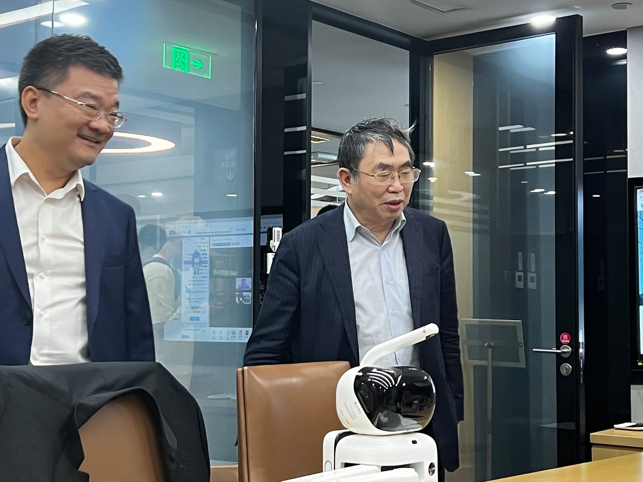 지난 2023년 7월 중국 인공지능(AI) 전문 기업 센스타임이 개발한 바둑 로봇과 인간의 대국 해설위원으로 참가한 녜웨이핑 9단이 기자실에 들어와 인사하고 있다. 신경진 특파원