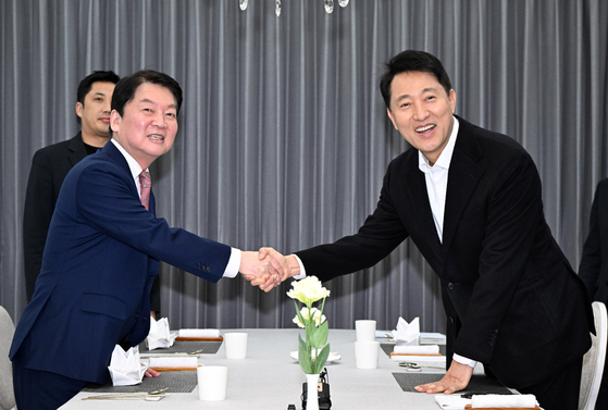 오세훈 서울시장과 안철수 의원이 한동훈 전 대표 제명과 관련해 우려의 입장을 내놓았다. 지난 6일 오 시장과 안 의원이 서울시장 공관에서 만났다. 연합뉴스