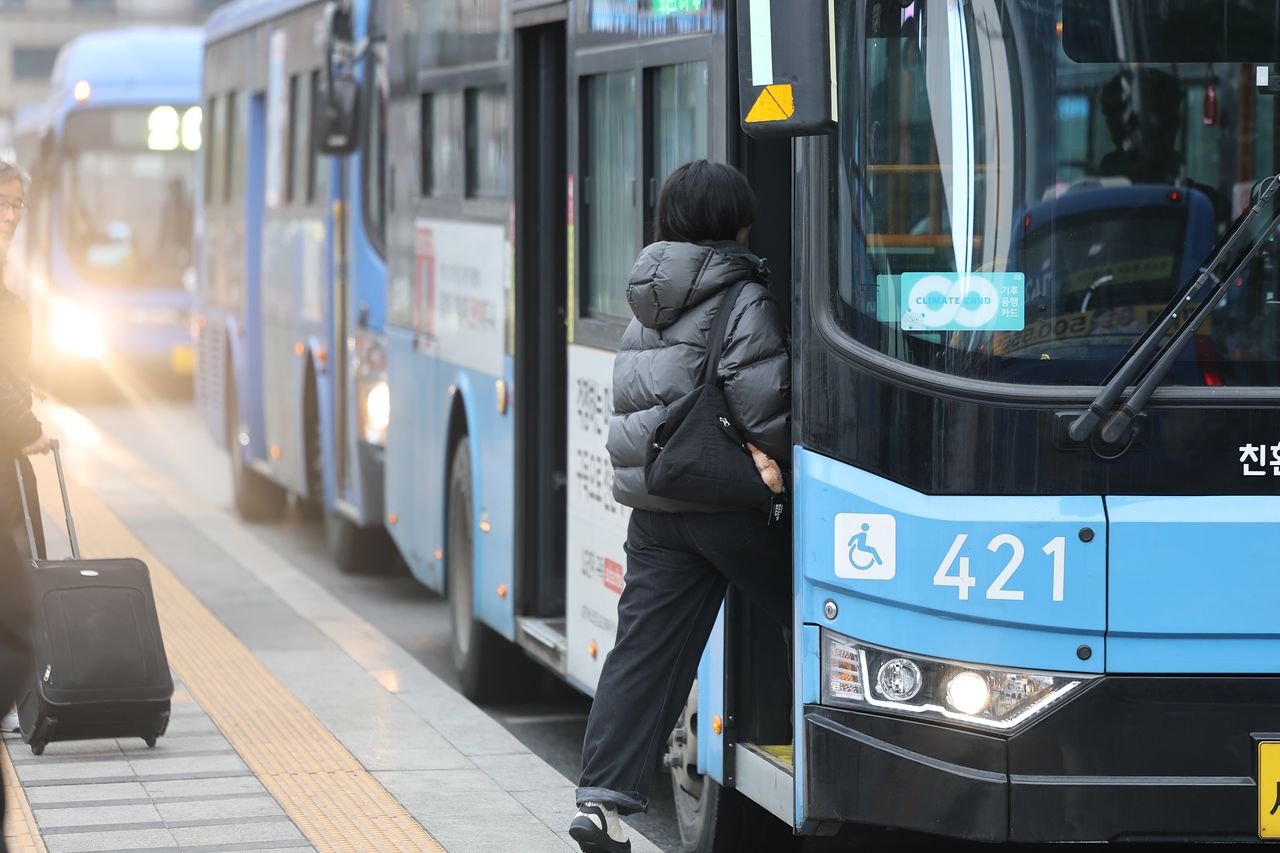 서울 시내버스 노사의 임금·단체협약(임단협) 협상이 파업 이틀 만에 타결된 다음 날인 15일 서울역버스환승센터에서 한 시민이 시내버스에 탑승하고 있다. [연합뉴스]