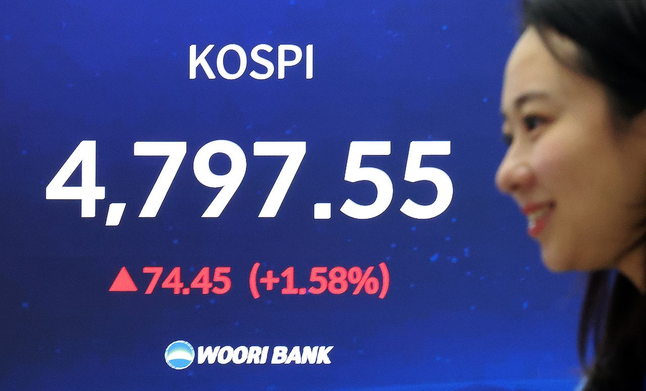 코스피가 연일 사상 최고치를 경신한 15일 서울 중구 우리은행 본점 딜링룸 현황판에 종가가 표시되고 있다. 이날 코스피는 전 거래일 대비 1.58% 상승한 4797.55로 장을 마쳤다. 뉴스1