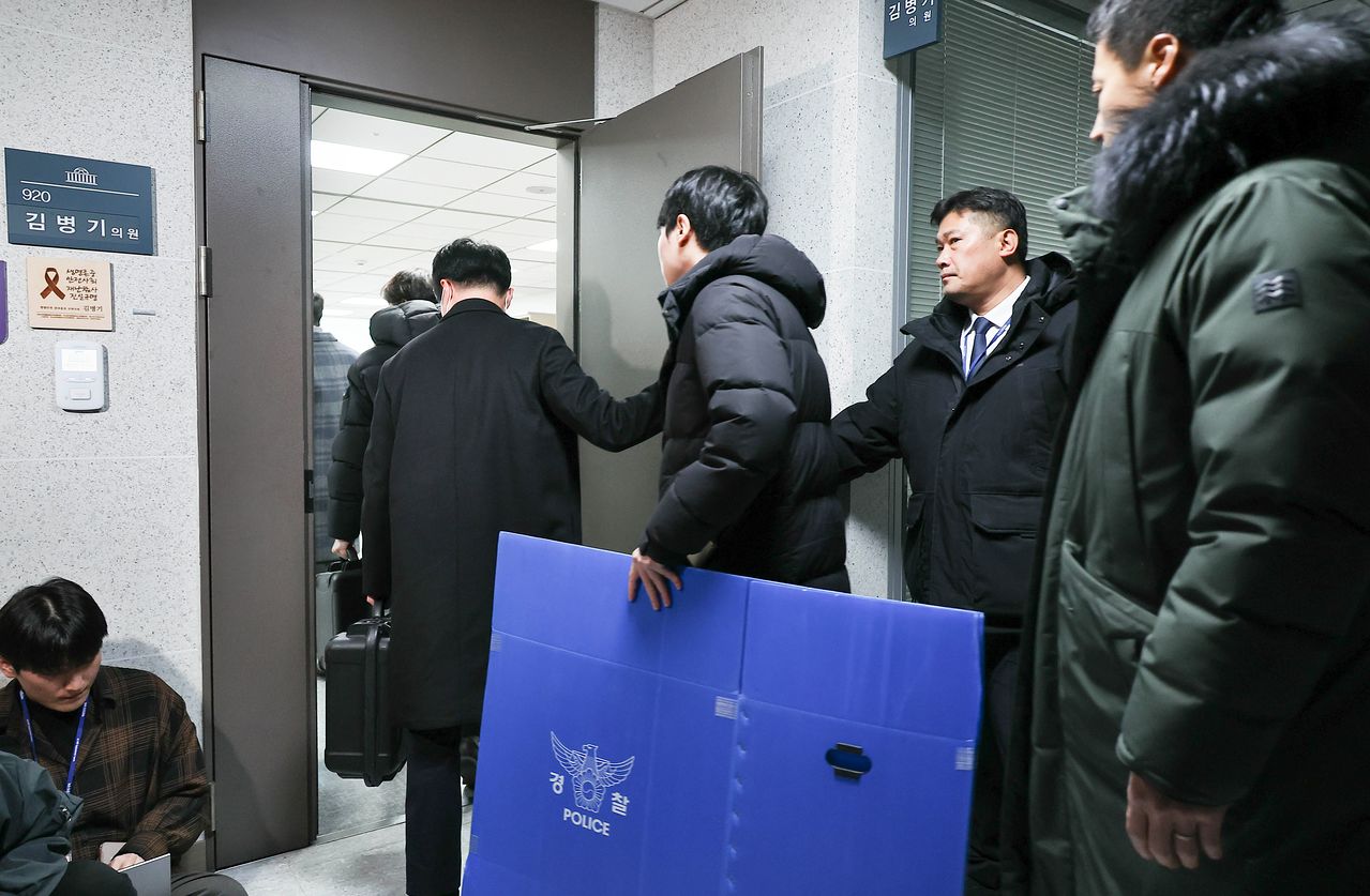 서울경찰청 공공범죄수사대 관계자들이 14일 오전 서울 여의도 의원회관에서 압수수색을 하기 위해 김병기 더불어민주당 의원 사무실로 들어가고 있다. 임현동 기자