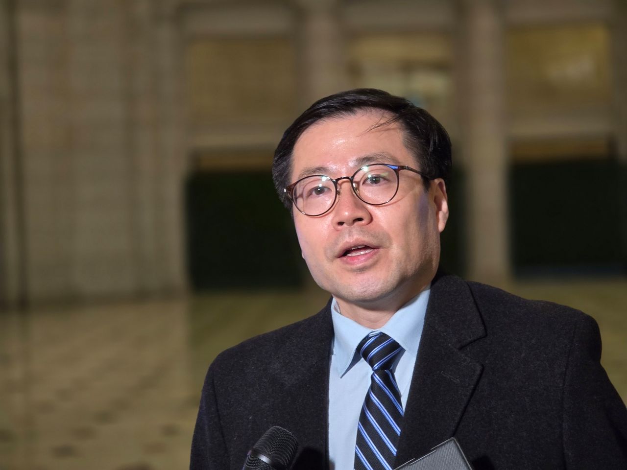 여한구 산업통상자원부 통상교섭본부장이 14일(현지시간) 미국 워싱턴DC 유니온스테이션역에서 한국 기자들과 만나 방미 성과에 대해 밝히고 있다. 뉴스1