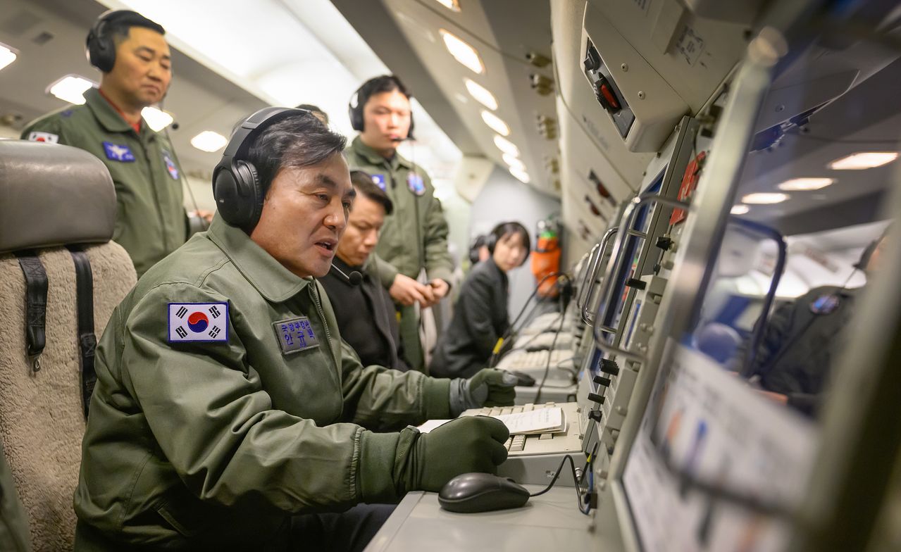 새해 첫 날인 지난 1일 오전 안규백 국방부장관이 '하늘의 지휘소' 공군 항공통제기(E-737 )에 탑승해 군사대비태세를 점검하고 있다. 뉴스1