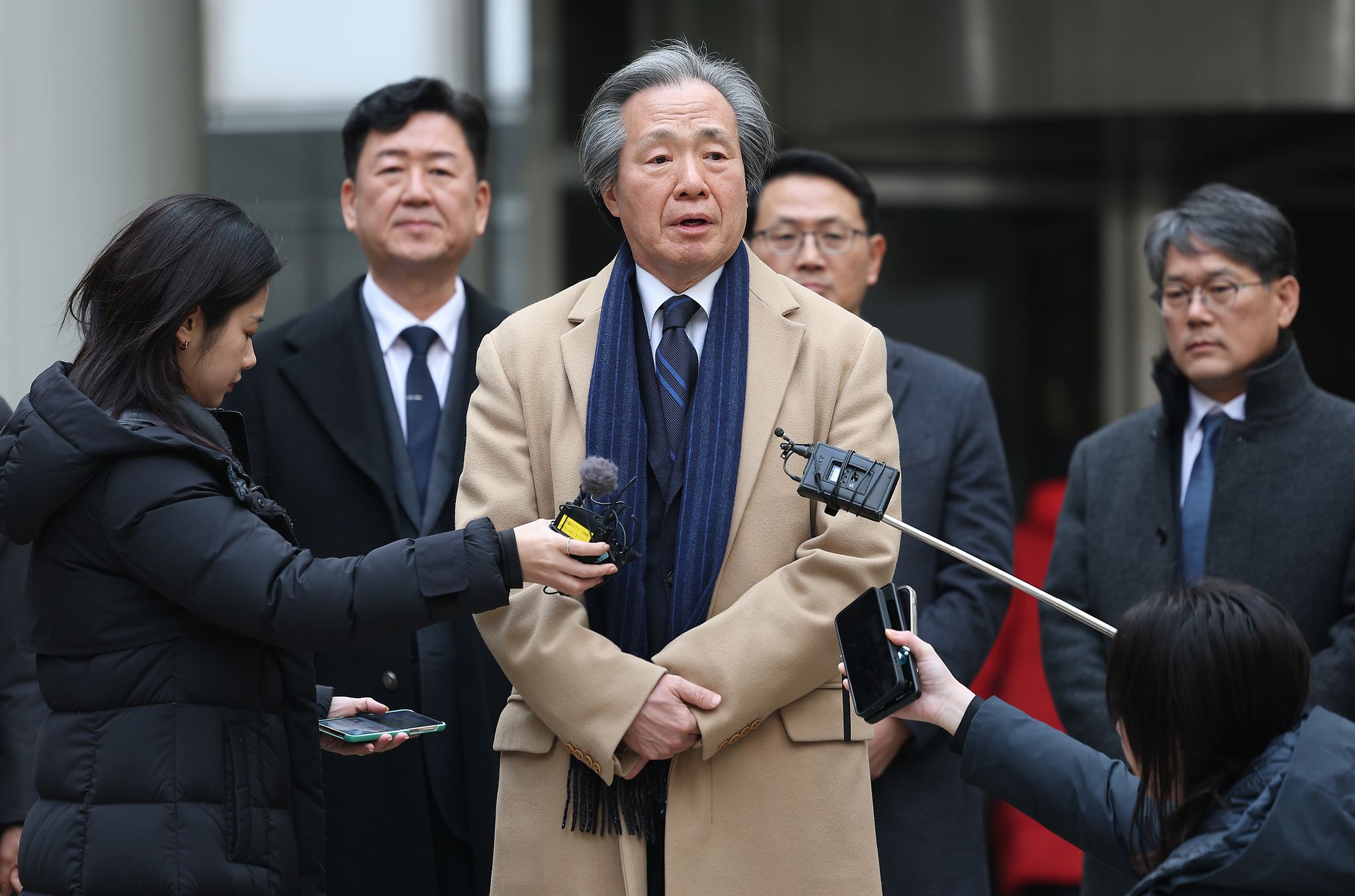 정기석 국민건강보험공단 이사장이 15일 서울 서초구 서울고등법원에서 주요 담배회사들을 상대로 제기한 대규모 손해배상 청구 소송 2심 패소에 대해 발언하고 있다. 연합뉴스