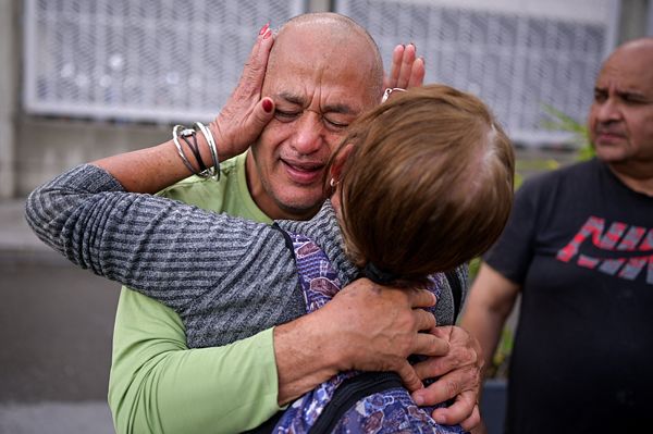 14일 베네수엘라 언론인 루이스 에두아르도 로페스 토레스가 교도소에서 풀려난 뒤 마중나온 가족을 껴안고 있다. 로이터=연합뉴스