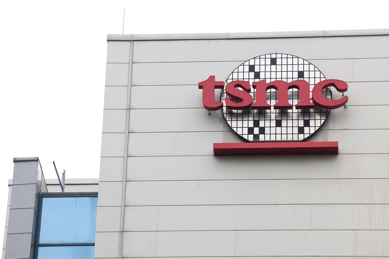 대만 신주에 위치한 대만반도체제조(TSMC) 본사 전경. TSMC는 인공지능(AI) 반도체 수요 급증에 힘입어 지난해 4분기 순이익이 시장 예상치를 웃도는 사상 최대 실적을 기록했다고 15일 밝혔다. AFP=연합뉴스