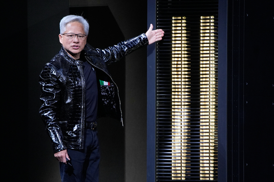 젠슨 황 엔비디아 최고경영자가 지난 5일(현지시간) 라스베이거스에서 열린 CES 기술박람회에서 엔비디아의 루빈 AI 수퍼컴퓨팅 플랫폼에 대해 직접 설명하고 있다. AP=연합뉴스