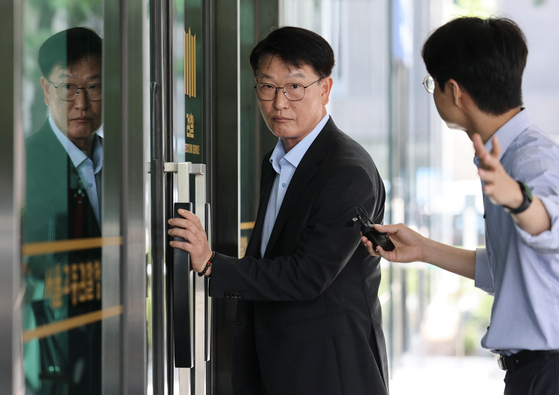 이영팔 전 소방청 차장이 지난해 7월 서울 서초구 서울고검에 마련된 내란특검 사무실에서 '언론사 단전·단수 의혹' 관련 참고인 조사를 받기 위해 출석하고 있다.  [뉴스1]