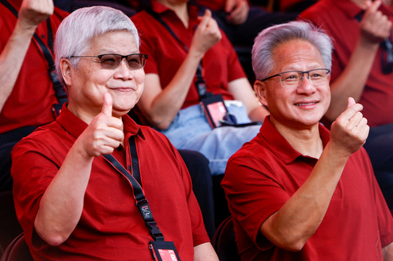 TSMC의 CEO 웨이 치창과 엔비디아의 CEO 젠슨 황이 지난해 11월 8일 대만 신주에서 열린 TSMC 연례 체육대회 무대에서 사진 촬영을 하고 있다. 로이터=연합뉴스