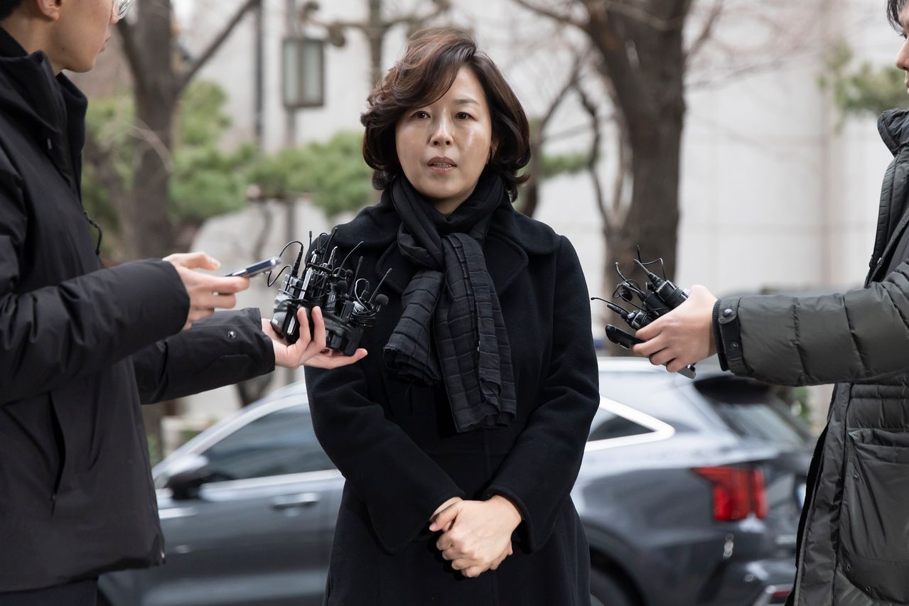 무소속(전 더불어민주당) 강선우 의원에게 '공천헌금' 1억원을 전달한 혐의를 받는 김경 서울시의원이 피의자 신분으로 조사를 받기 위해 15일 서울경찰청 공공범죄수사대로 출석하며 취재진 질문에 답하고 있다. 연합뉴스