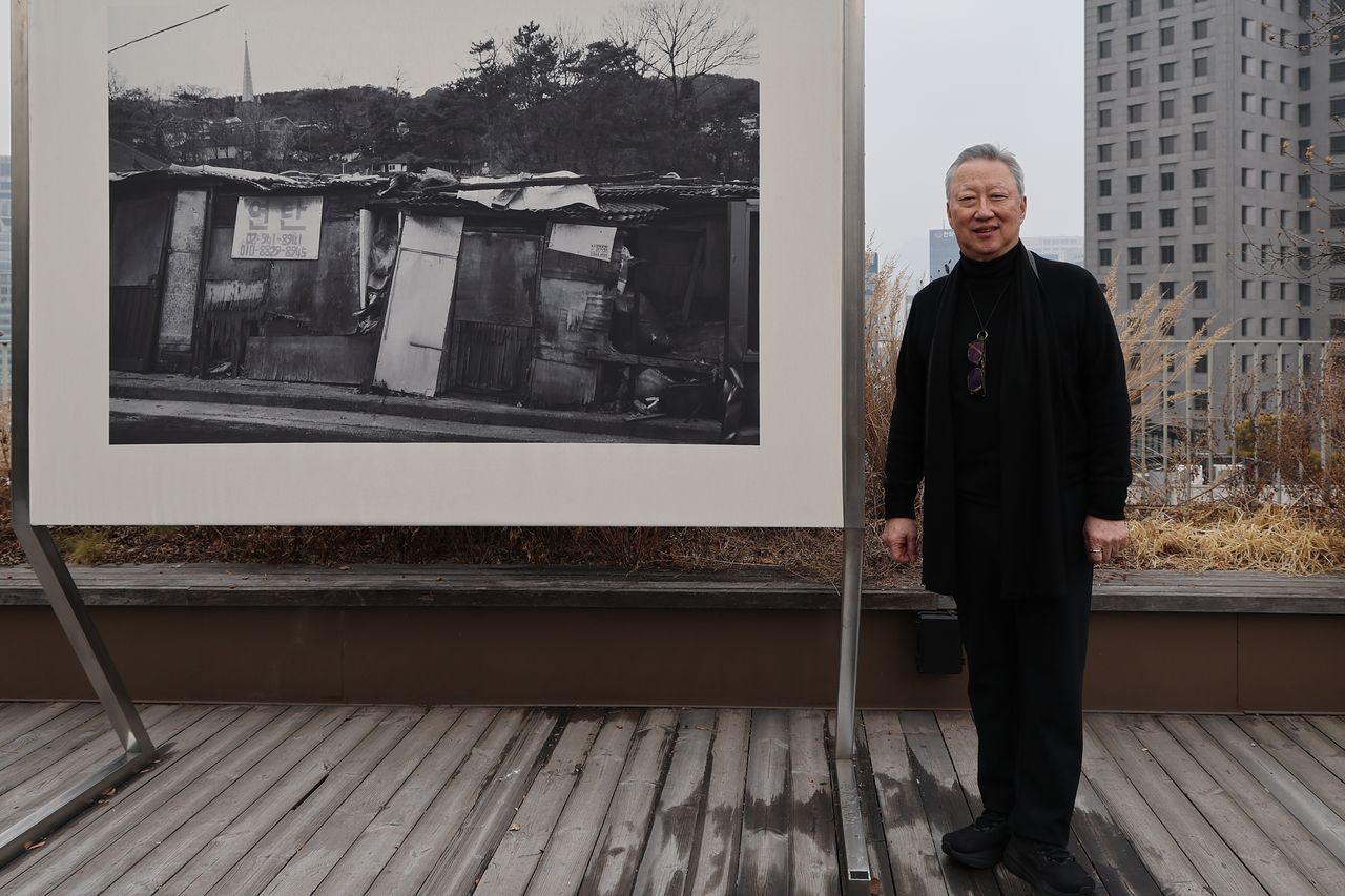 서울 중구 피크닉 옥상에 설치한 성북구 재개발 현장의 흑백 사진. 박용만 전 회장은 "도심의 화려한 스카이라인과 함께 보여드리고 싶었다"고 말했다. 연합뉴스