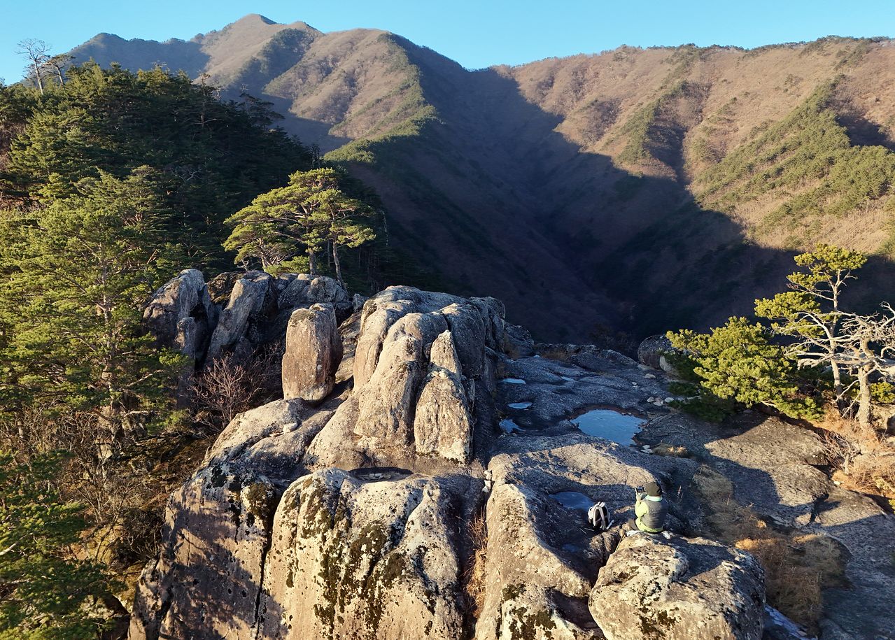 오십정. 거대한 암반에 홈이 파여 비가 오면 물이 고인다. 