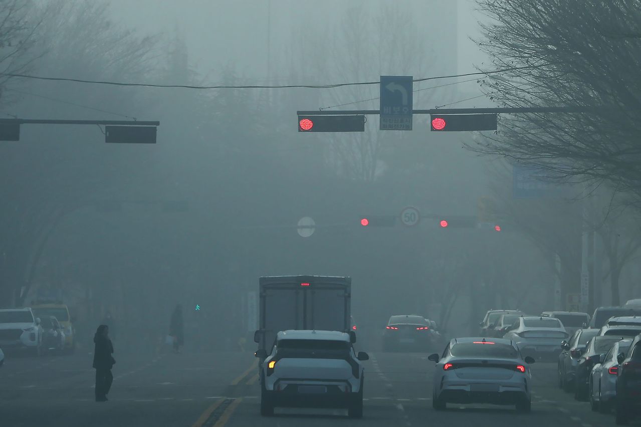 짙은 안개가 낀 16일 오전 광주 서구 무진대로 일대에서 차량들이 신호를 기다리고 있다. 뉴스1