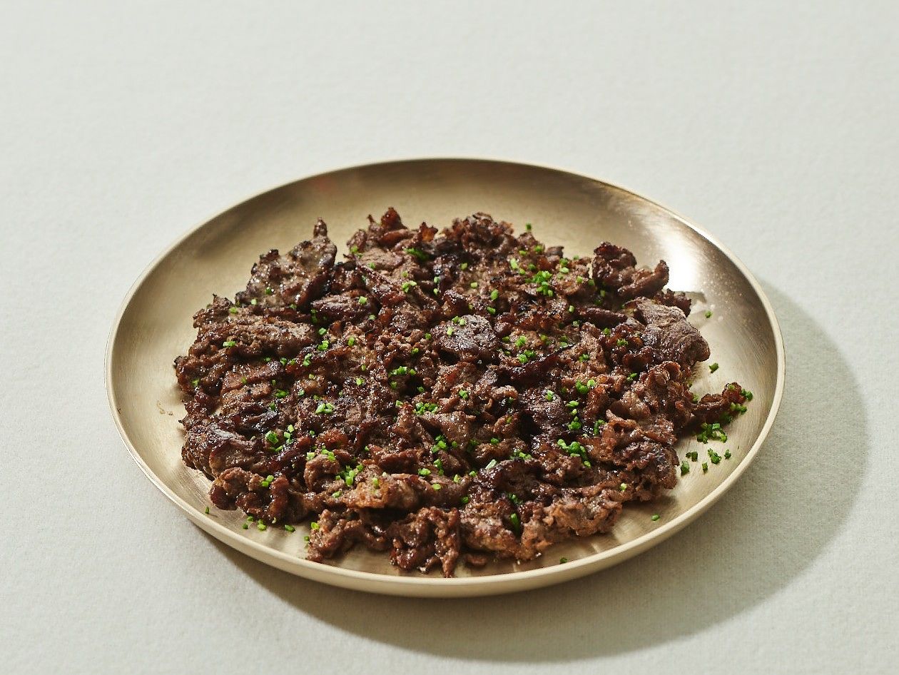 우정욱 셰프의 바싹불고기. 팬에 설탕을 뿌린 후 고기를 올려 굽는다. 사진 브.레드(스튜디오 일오 이과용) 