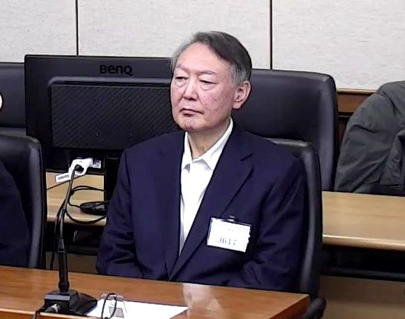 윤석열 전 대통령이 16일 서울 서초구 서울중앙지방법원에서 열린 특수공무집행방해, 범인도피교사, 직권남용 권리행사방해 혐의 등 사건에 대한 1심 선고 공판에 출석해 피고인석에 앉아 있다.   윤 전 대통령은 이날 징역 5년을 선고받았다. 연합뉴스