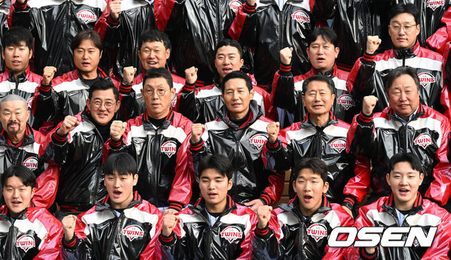 [OSEN=잠실, 이대선 기자] 6일 오후 서울 잠실야구장에서 LG 트윈스 2026년 선수단 신년인사회가 열렸다.LG 트윈스는 염경엽 감독이 이끄는 1군 코치진은 김정준 수석코치, 김용일 수석트레이너, 모창민-김재율 타격코치, 김광삼-장진용 투수코치, 김일경 수비코치, 정수성 작전코치, 송지만 주루 및 외야수비코치 등 기존 인원이 대부분 유임됐으며 2026시즌 2연패 도전을 함께할 코칭스태프 구성을 완료했다.LG 염경엽 감독, 김인석 대표이사를 비롯한 선수단이 기념촬영을 하고 있다. 2026.01.06 /sunday@osen.co.kr