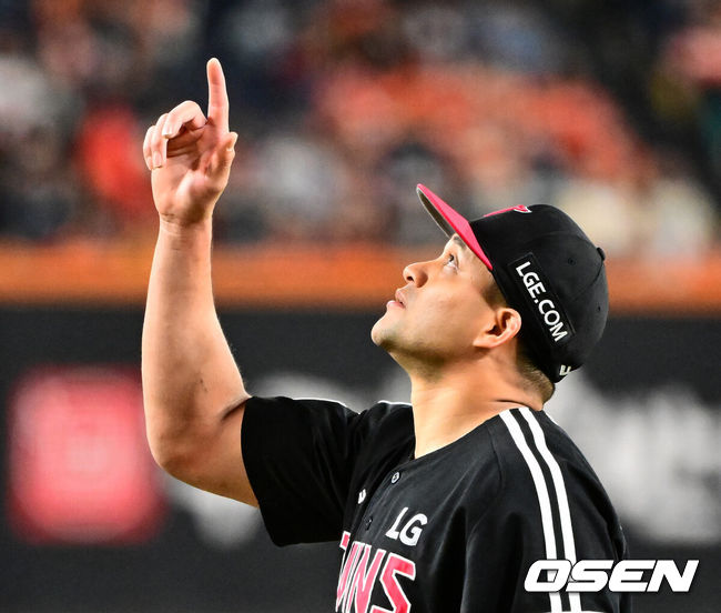 [OSEN=대전, 지형준 기자] 30일 대전 한화생명볼파크에서 2025 신한 SOL Bank KBO리그 포스트시즌 한국시리즈 4차전 한화 이글스와 LG 트윈스의 경기가 열렸다.이날 경기에 한화는 와이스를, LG는 치리노스를 선발투수로 내세웠다. 1회말 수비를 마친 LG 치리노스가 세리머니를 하고 있다. 2025.10.30 / jpnews@osen.co.kr