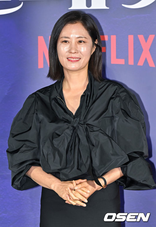 [OSEN=박준형 기자] 11일 서울 용산구 아이파크몰 내 CGV 용산에서 넷플릭스 ‘퀸메이커’ 제작발표회가 진행됐다.넷플릭스 새 시리즈 ‘퀸메이커’는 그동안 좀처럼 볼 수 없었던 여성 정치 드라마이다. 이미지 메이킹의 귀재 황도희가 약자의 편에 서서 세상과 맞서 싸우는 인권변호사 오경숙을 서울 시장으로 만들기 위해 선거판에 뛰어들며 벌어지는 이야기를 그린다.배우 문소리가 포즈를 취하고 있다 2023.04.11 / soul1014@osen.co.kr