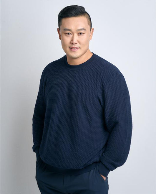 글로벌 아동권리 전문 NGO 굿네이버스는 격투기 선수 명현만이 국내 위기가정을 지원하기 위해 기부금을 전달했다고 16일 밝혔다. / 굿네이버스