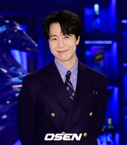 [OSEN=지형준 기자] 9일 오후 서울 롯데 에비뉴엘 잠실점에서 스카치 위스키 브랜드 조니워커 포토행사가 열렸다.이날 배우 조인성, 손종원 셰프가 참석했다.손종원 셰프가 포즈를 취하고 있다.  2026.01.09 / jpnews@osen.co.kr