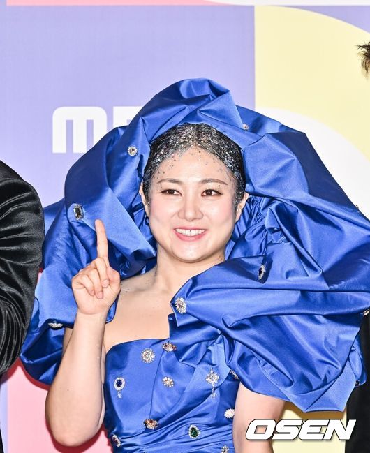 [OSEN=박준형 기자] 29일 오후 서울 상암동 상암 MBC에서 2023 방송연예대상 시상식이 진행됐다.나 혼자 산다 박나래와 전현무가 포즈를 취하고 있다.   2023.12.29 / soul1014@osen.co.kr