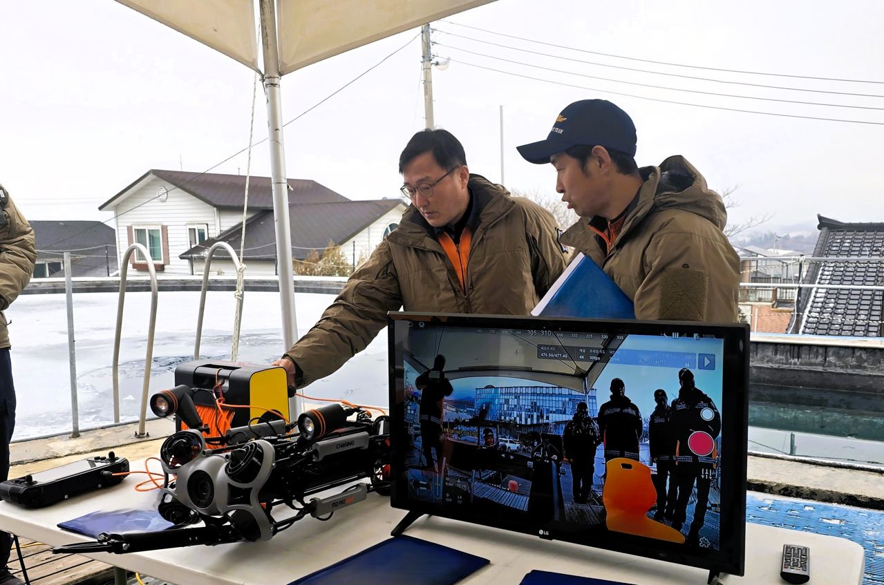 경기도북부119특수대응단은 지난 15일 포천시 소재 수중촬영 스튜디오에서 첨단 수중드론을 활용한 구조장비 운용훈련을 실시했다. 사진 경기북부소방재난본부