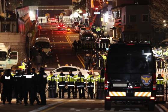 비상계엄 당일 서울 용산 대통령실 청사 출입구를 경찰이 통제하고 있다. 뉴스1
