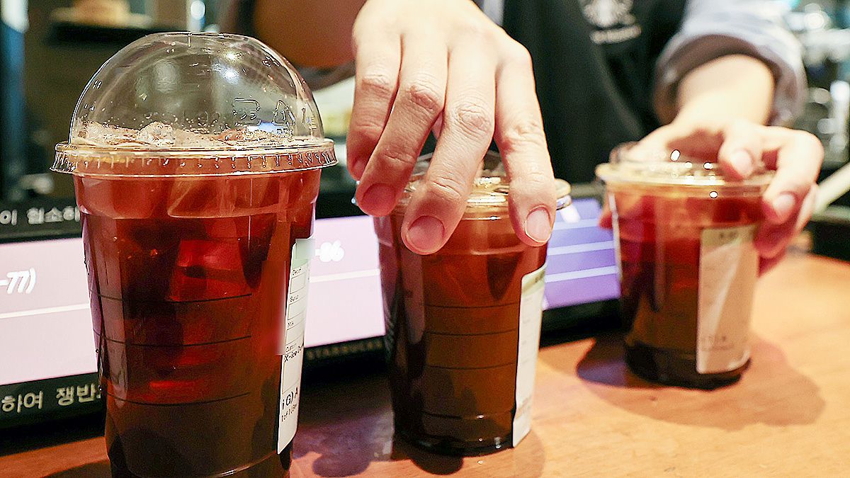  지난달 18일 서울 시내 한 카페에서 직원이 커피가 담긴 일회용 플라스틱 컵을 정리하고 있다. 뉴스1