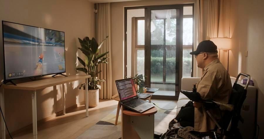 2025년 4월 30일 상하이에서 BCI 제품 임상시험에 참가한 환자가 BCI를 이용해 자동차 경주 게임을 즐기고 있다. 신화통신