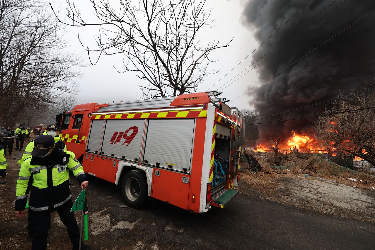 16일 오전 서울 강남구 개포동 구룡마을에서 발생한 화재로 출동한 경찰과 소방이 현장 대응을 하고 있다. [뉴스1]
