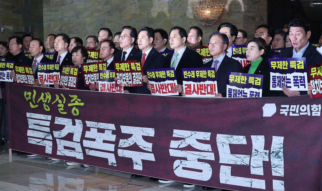 국민의힘 의원들이 15일 국회 로텐더홀에서 더불어민주당의 2차 종합특검법 강행 처리를 비판하고 있다. 임현동 기자
